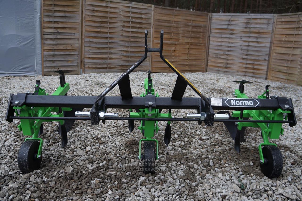 Bineuse butteuse 3 rangs multifonction pour tous travaux sur les cultures - Bomet HAU BOM 3 R_1