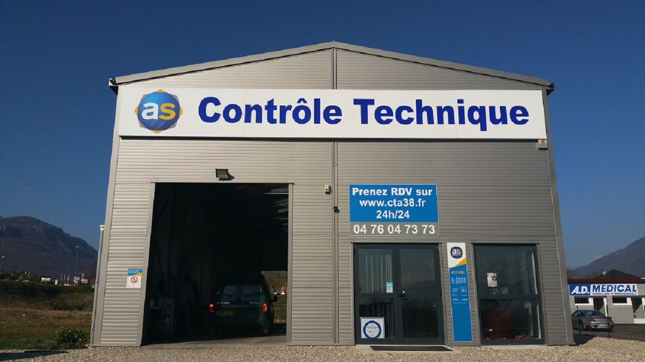 Hangar de stockage pour contrôle technique - Structure métallique aménagée avec parties atelier, bureaux et accueil_1