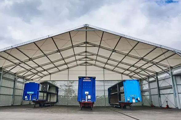 Auvent simple et solide pour mettre à l'abri vos poids lourds sur votre site - Neivalu_1