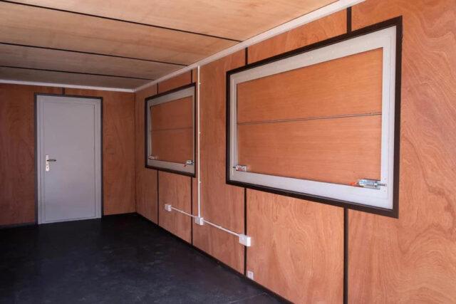 Conteneur commercial bleu de 20 pieds - robuste et polyvalent avec fenêtres à charnières et porte d'accès sécurisée - Idéal pour les kiosques, les billetteries ou les petits commerces ambulants_1