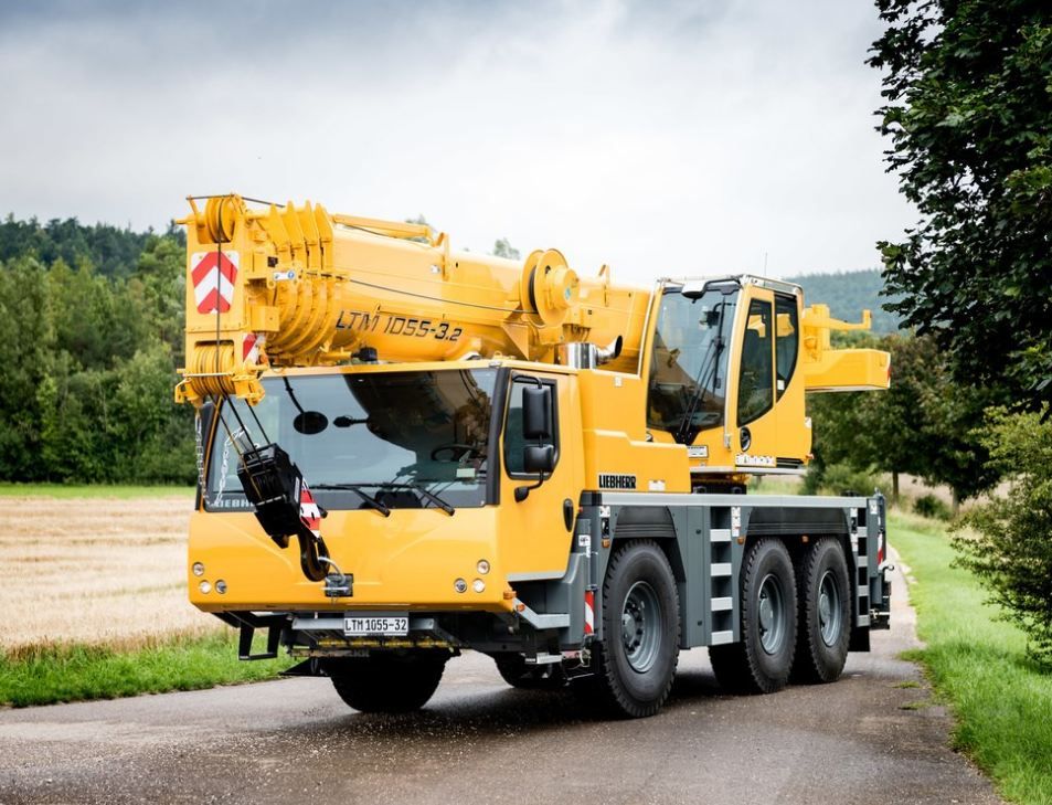 Grue automotrice à trois essieux Liebherr LTM 1055-3.2 pour des applications flexibles