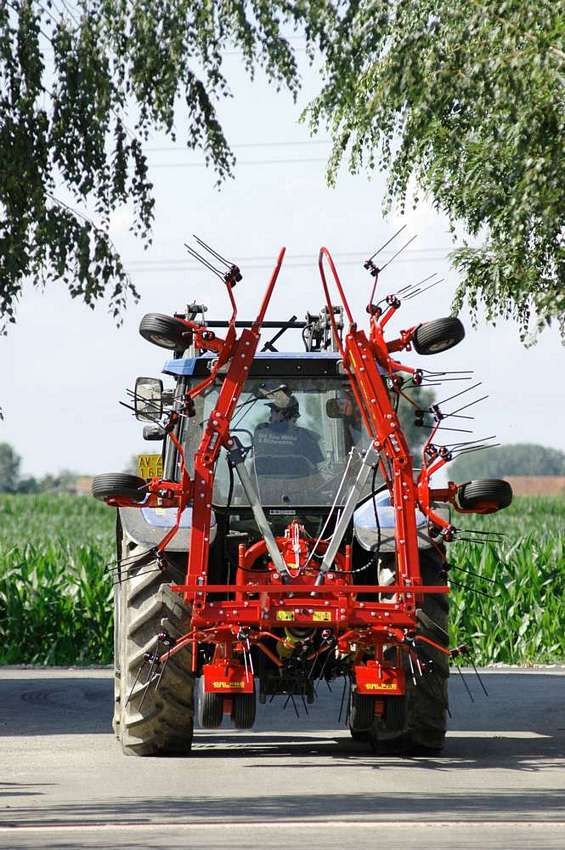 Machine agricole pour faner le fourrage avec soin et délicatesse