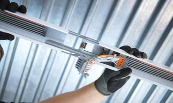 Système de bandeaux lumineux Conveo à LED - Éclairage adapté et puissant pour halls de production et bâtiments logistiques_1