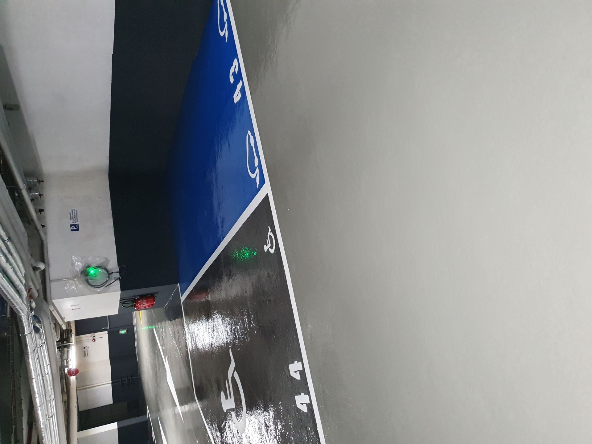 Revêtement de sol en résine époxy bi-composant idéal pour les surfaces humides_2