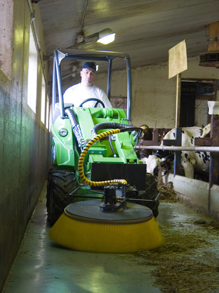 Balayeuse latérale avant Tecno OY - motorisation hydraulique, rotation bidirectionnelle et orientation manuelle_1