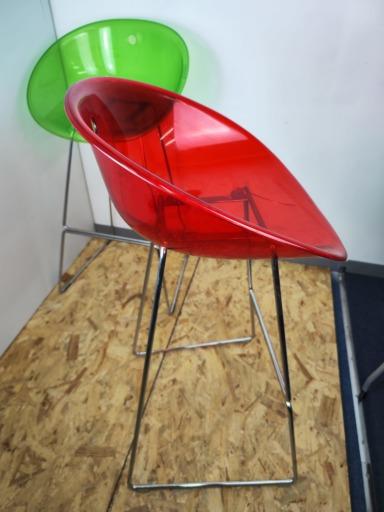 Tabouret d'occasion Pedrali Gliss 902 - coque en polycarbonate transparent et structure en acier chromé avec repose-pieds_1
