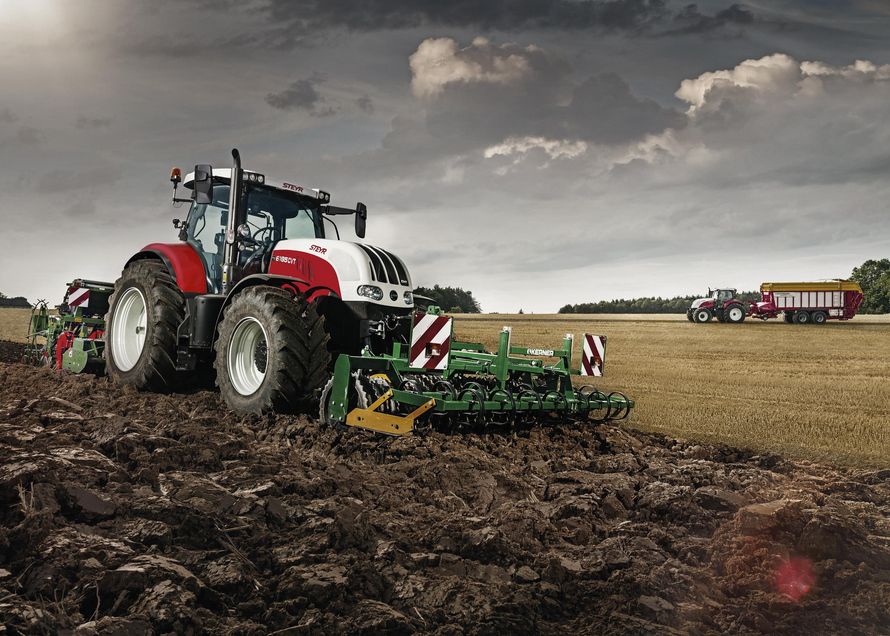 Modèle de tracteur Steyr CVT offrant une puissance de 150 à 270 ch