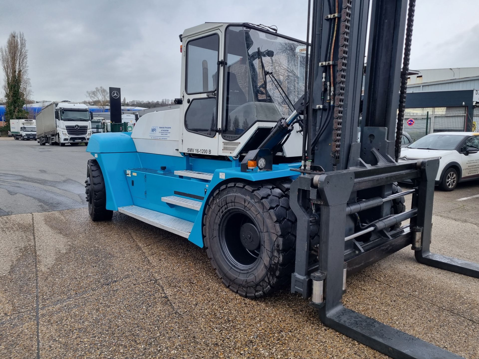 Location chariot élévateur 16T à fourches - Hauteur de levage 4 000 mm - Reconditionné et disponible_1