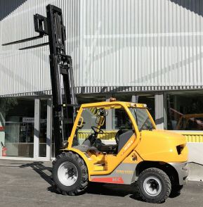 Chariot élévateur tout terrain diesel 2,5 T à louer - Polyvalent pour travaux industriels, construction et agriculture_1
