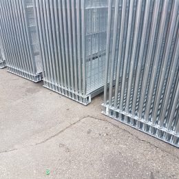 Système de stockage pour clôtures grillagées