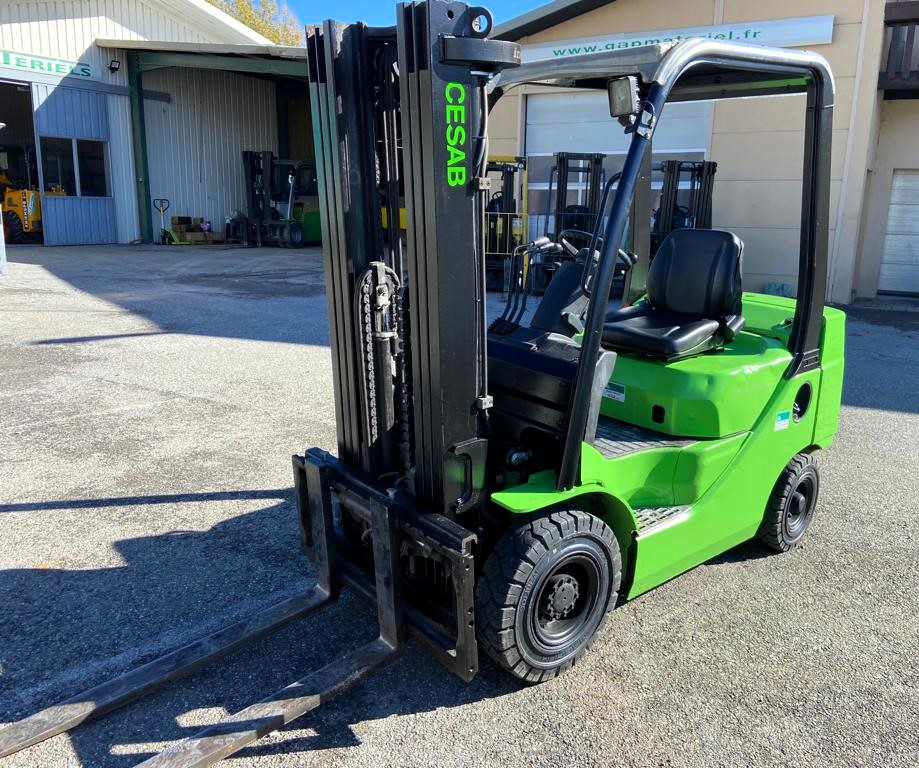 2 x Chariots élévateurs diesel CESAB d'occasion M315 D - 4 roues - 1500 kg - Mat triplex 4000 mm_1