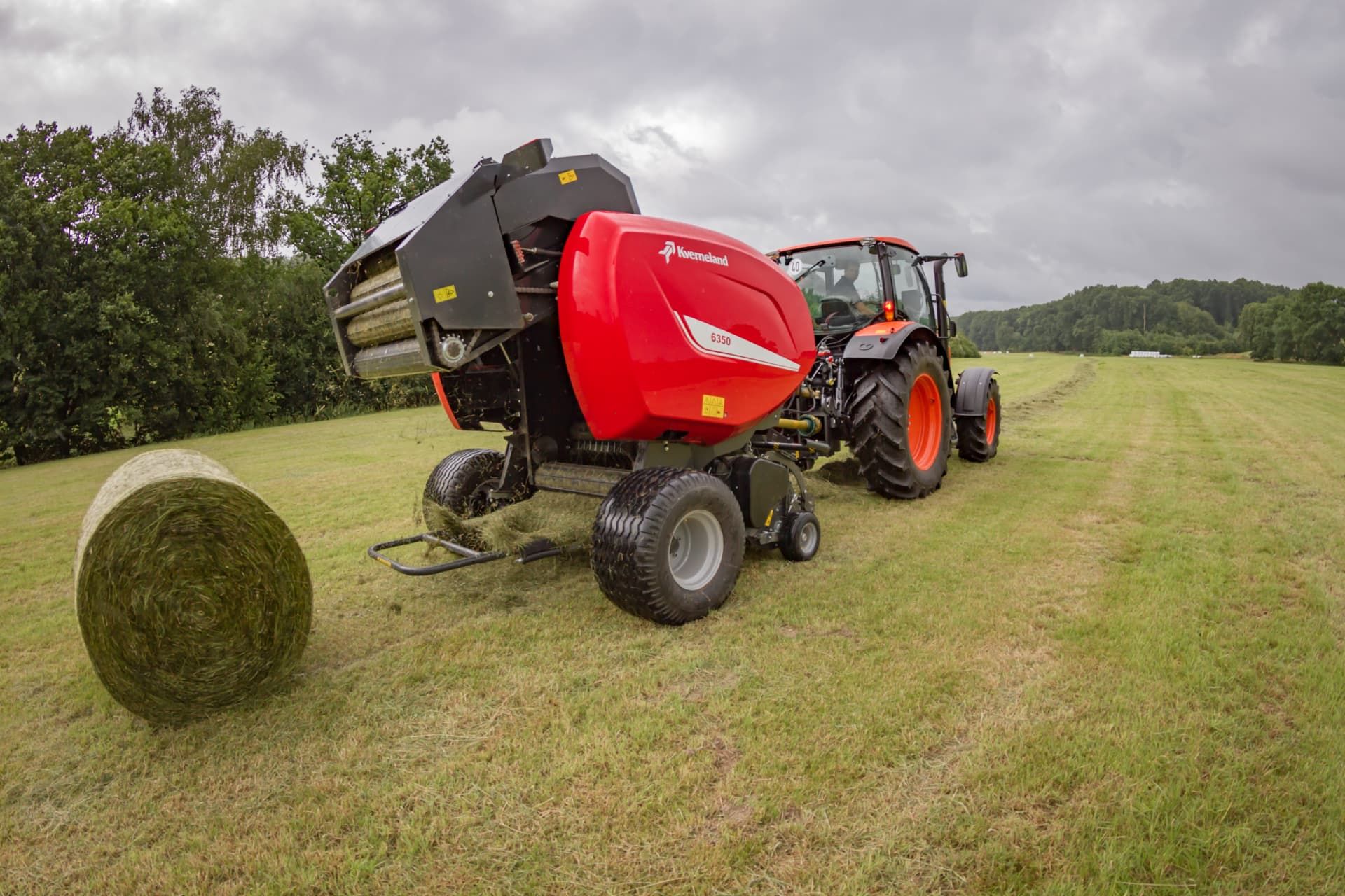 Machine agricole Kverneland 6350 pour balles de haute densité