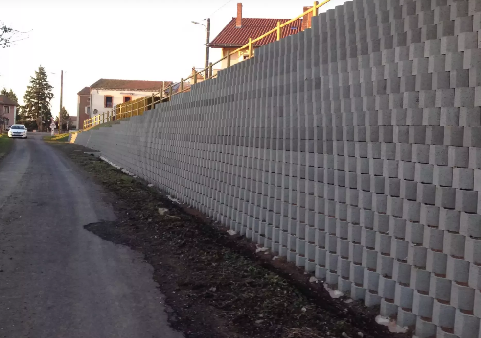 Bloc béton creux avec alvéoles, végétalisable, idéal pour remplacer les murs traditionnels- BETOATLAS - Pomel Beton_1