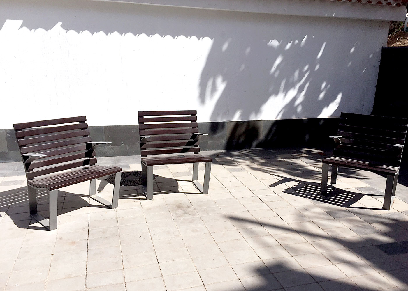 Chaise Leman UM397SE - piètement en fonte ductile, traitement Ferrus, lattes bois tropical_1