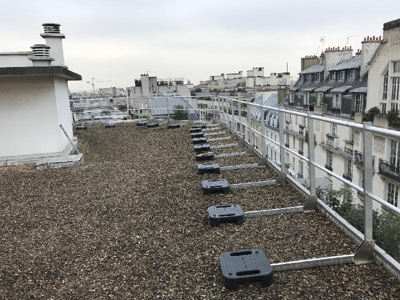 Système de garde-corps de sécurité autoporté en aluminium pour toitures terrasses_1
