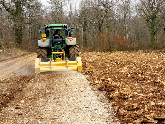 Équipement agricole robuste pour broyage de pierres