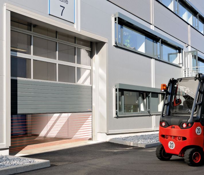 Porte sectionnelle industrielle motorisée en aluminium ALR F42 - pour bardages affleurants en bois, métal ou autres matériaux_1