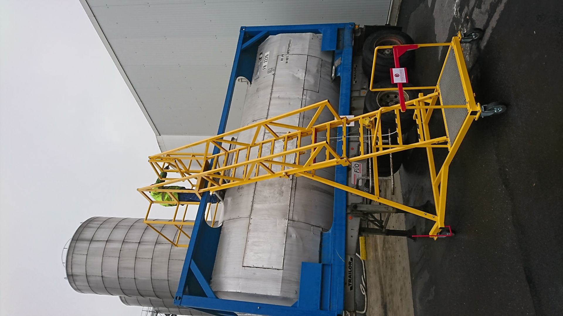 Échelle mobile pour accès sécurisé sur citernes et conteneurs routiers - réglable en hauteur avec garde-corps_1