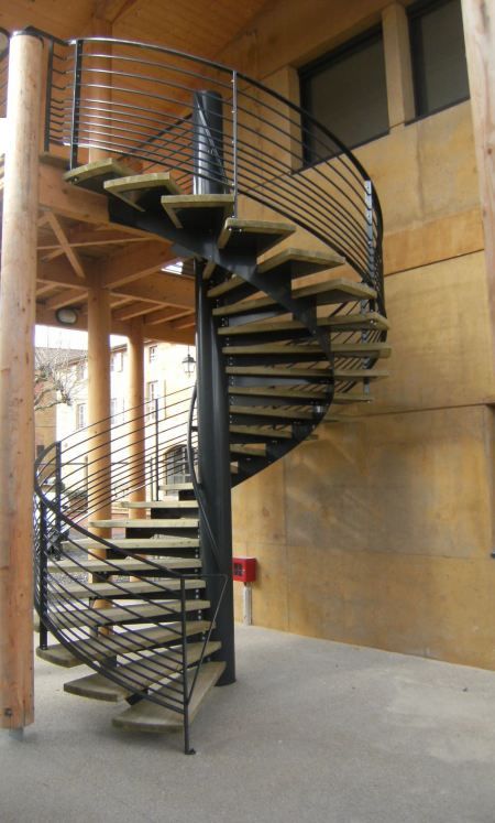 Escalier hélicoïdal Ysoman - Ysofer Esca - passage 1UP ou 2UP avec marches vissées et finitions personnalisées_1