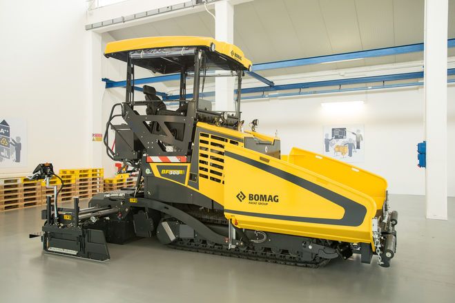 BF 300 C-2 - Finisseur citadin compact et puissant avec moteur 55 kW et largeur de pose jusqu'à 5 mètres_1