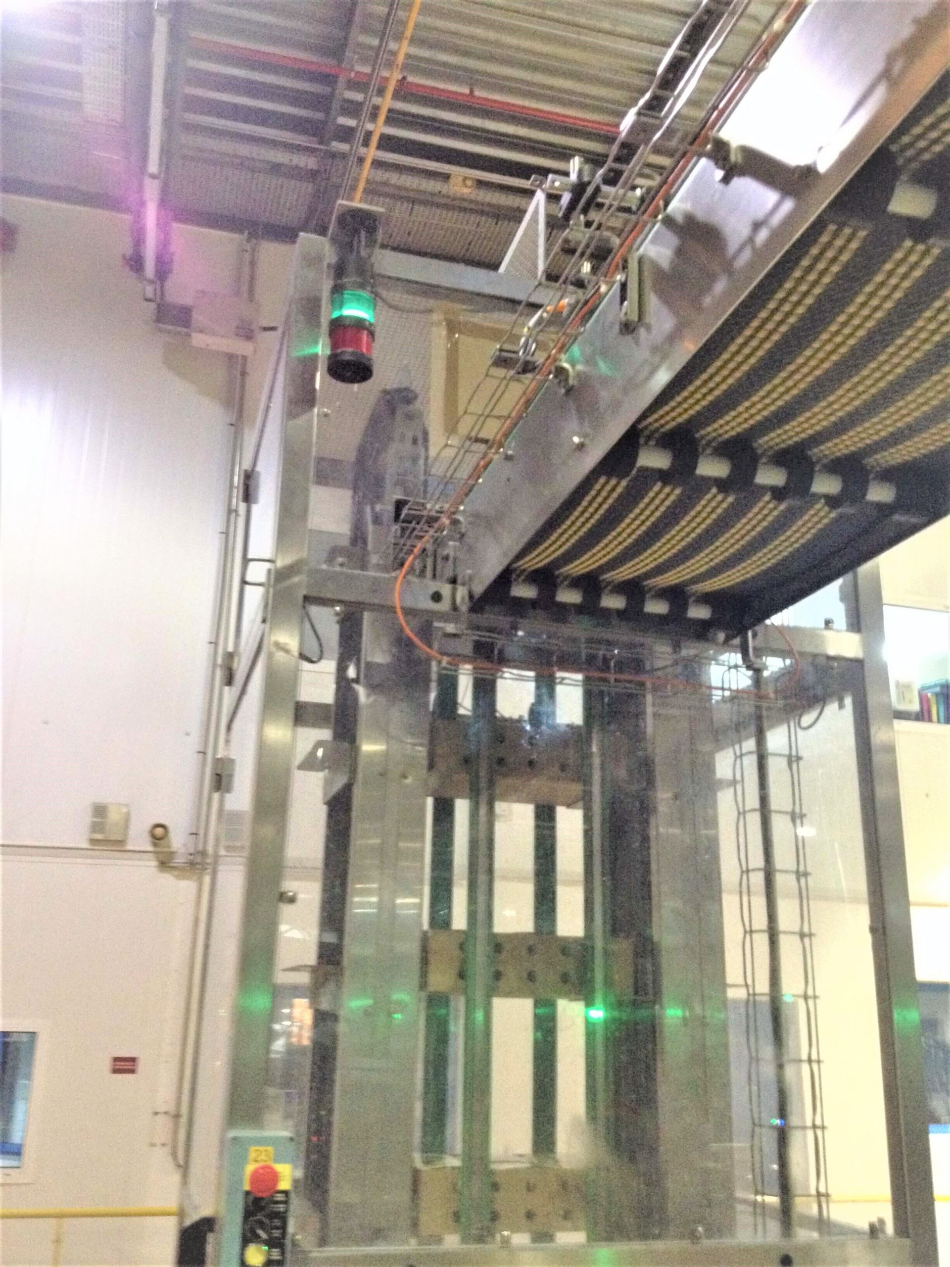 Elévateur séquentiel de produits à fond plat et rigide, par entrainement mécanique et évacuation pneumatique en position haute_1