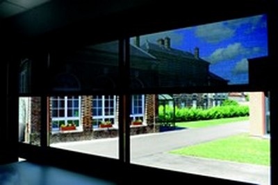 Store vertical modèle Impérial Storistes de France - coffre compact en aluminium - toiles solaires ou occultantes - garantie 5 ans_1