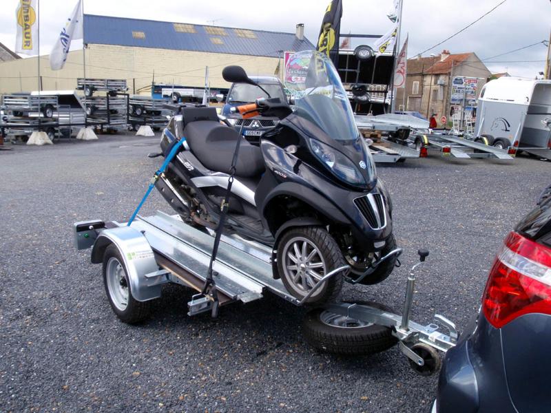 Remorque moto de 2 roues 145 x 13 pour le chargement du mp3 125, mp3 400 ou 500 - trigano tpm2s mp3_1