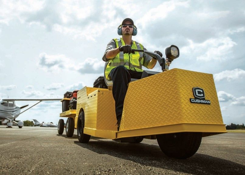 Cushman Tug 5000 - Tracteur logistique - Crown - Capacités de remorquage 5000 lb et 8000 lb - Plateforme de cargaison de 4,9 pi² - Groupe motopropulseur 36V DC_1