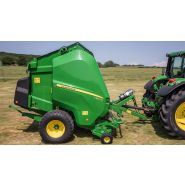 Machine agricole John Deere V451M pour balles rondes de diamètre variable