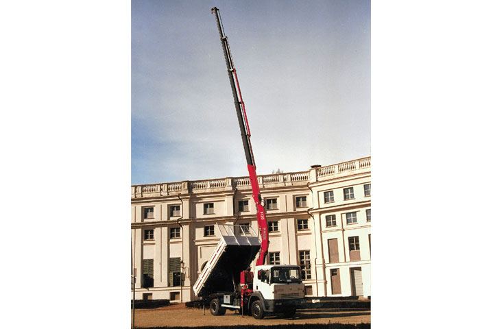 Grue auxiliaire Fassi F135A Active - 13,0 tm - 16,75 m avec jib - Rotation 490°_1