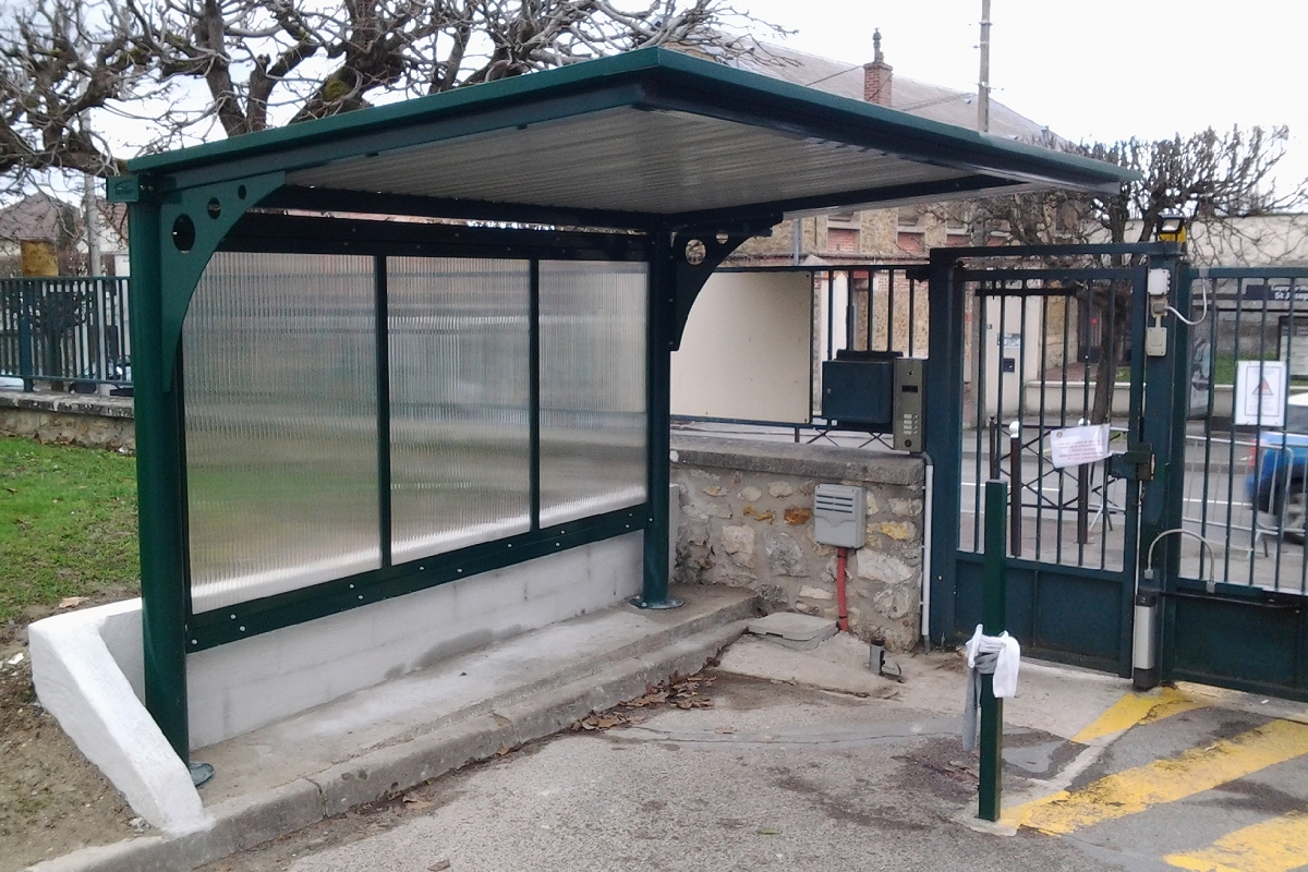 Abri fumeurs sur mesure - Toit plat pente arrière 5% - Série PC - Poteaux métalliques anti-corrosion et options personnalisables_1