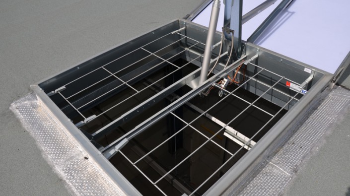 Lanterneau ponctuel ecofeu 160 pn / sur costière en acier / avec protection solaire_1