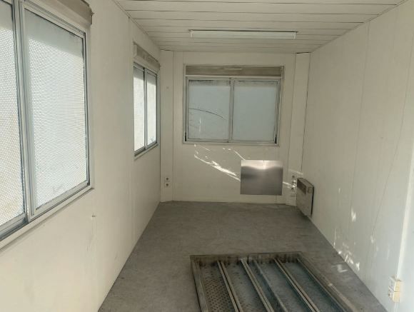 Bureau modulaire - Bungalow 6x2,50m avec porte blindée, éclairage, 4 fenêtres protégées et 2 convecteurs_1