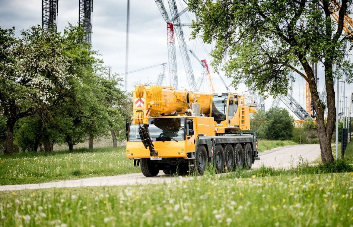 Grue automotrice Liebherr LTM 1100-5.2 avec flèche télescopique de 52 mètres