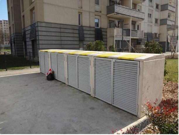 Cache-conteneurs modulable en béton avec parement rainuré anti-graffiti