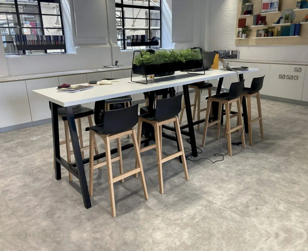 Table de réunion fonctionnelle et collaborative pour espaces professionnels modernes_1