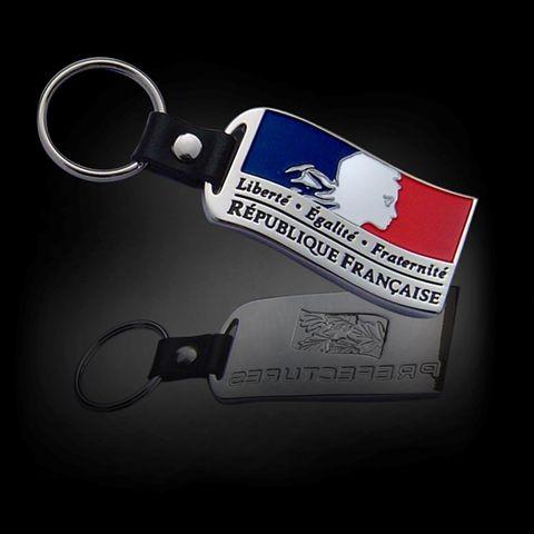 116 - Porte-clé drapeau en cuir et métal - Création française Curti Design - Modèle déposé_1