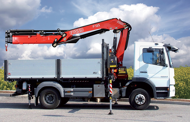 Grue auxiliaire Fassi pour levage jusqu'à 11,5 tonnes-mètres