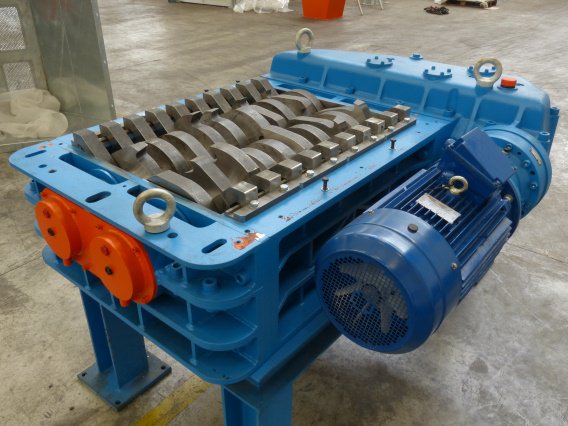 Broyeur bi-arbre très compact avec faible nombre de tours 10-12 rpm pour Plastique, Bois, Papier/carton, Câbles électriques, Déchets urbains -  TBS_1