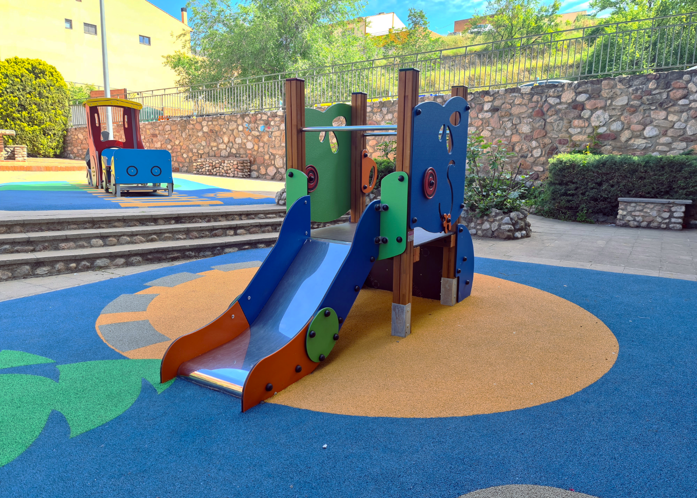 Structure de jeu en bois KLASIK JEK09 - Aire de jeux avec panneaux ECOPLAY et filets anti-vandalisme_1