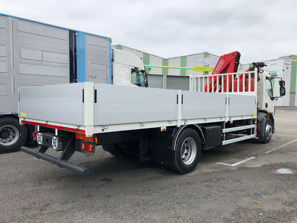 Plateau-ridelles avec plancher en tôle striée ou bois dur