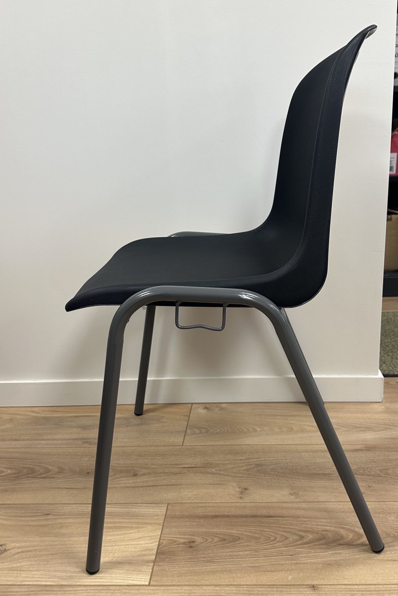 Chaise empilable à coque EMMA - Coloris gris anthracite - Classement feu M4/M2 - Piètement acier Ø22 mm_1