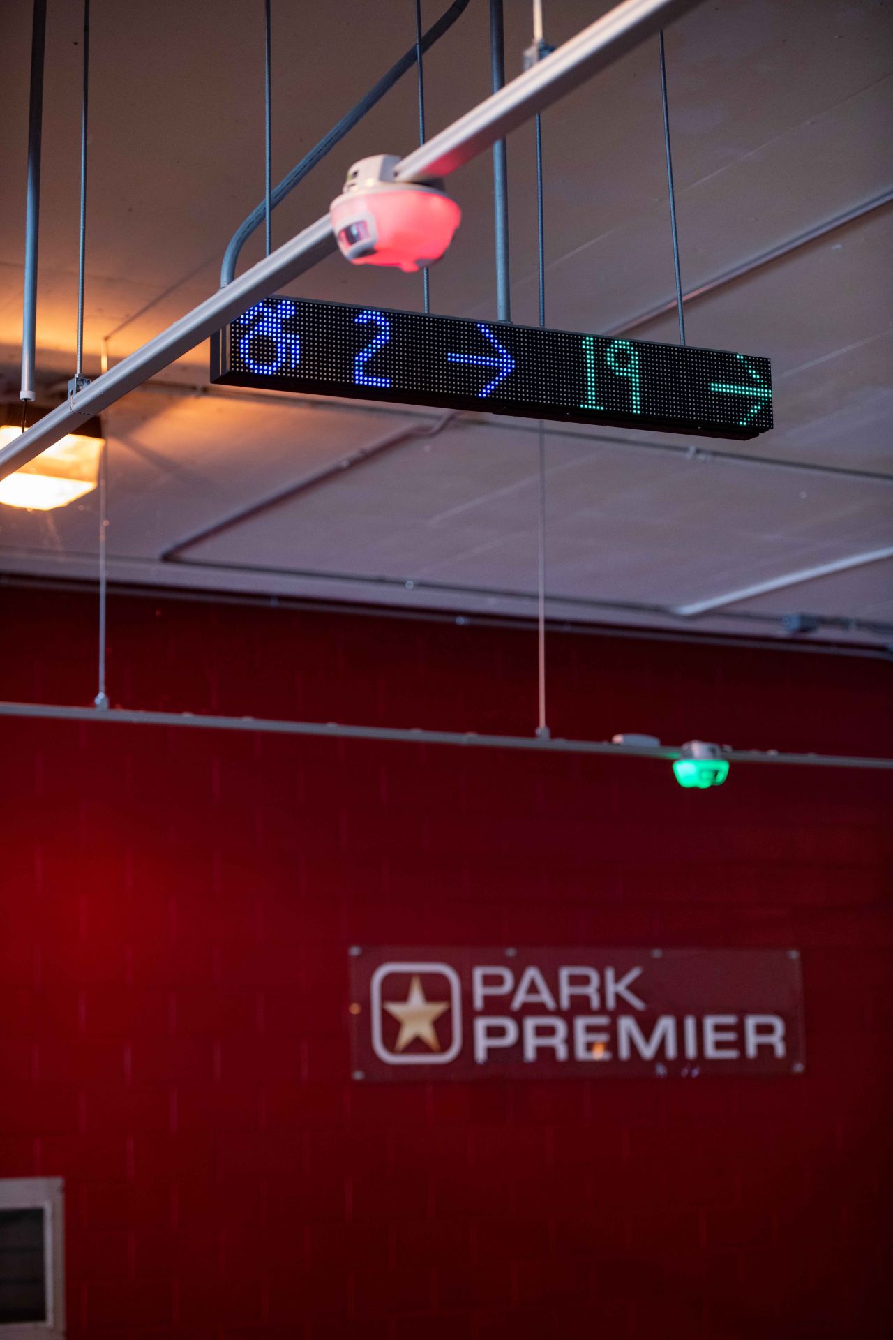 Système de guidage à la place de parking - Solution automatisée de détection, signalisation et surveillance par caméra pour parkings_1