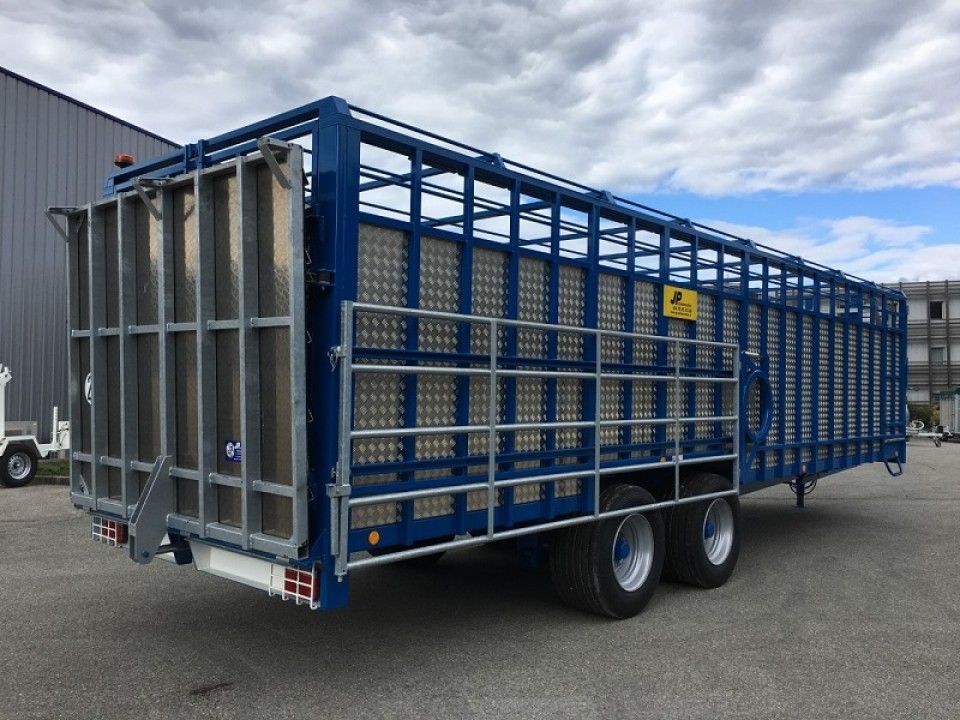 Bétaillère 2 essieux avec ridelles en tôle aluminium damier et fermeture automatique