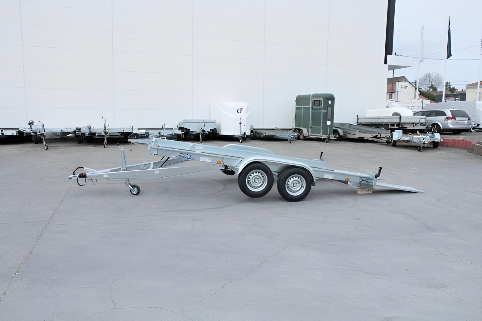 Porte voiture avec structure en acier galvanisé et rails perforés