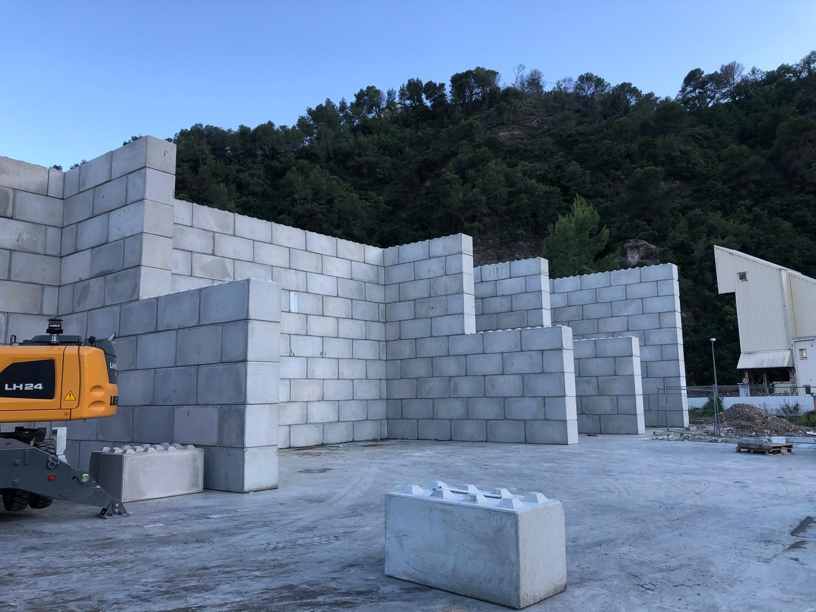 Bloc empilable lego beton 160X80  murs coupe feu- partout en France Hauteur 10m_2