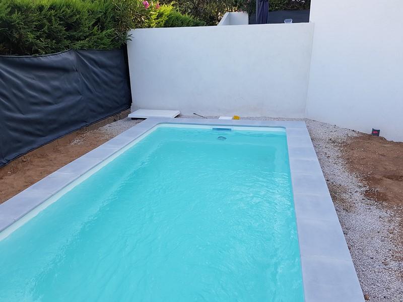 Piscine en kit avec coque polyester et escalier moderne