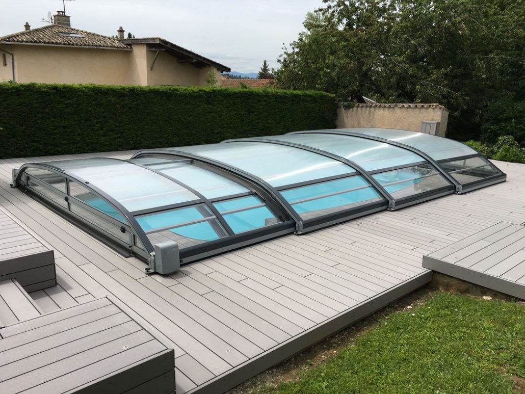 Structure télescopique bas en gris RAL 7042 pour piscine avec vitrage alvéolaire