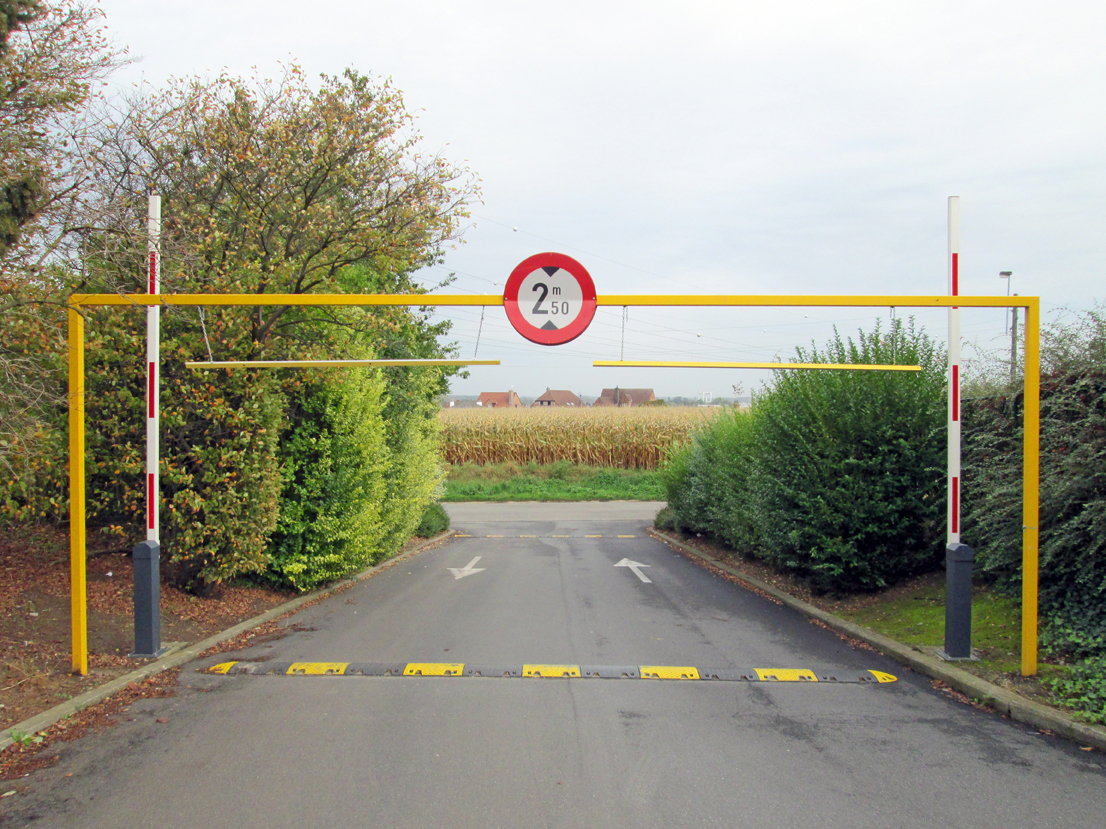 Barrière levante manuelle Alphatronics - design moderne et résistant aux conditions météorologiques_1