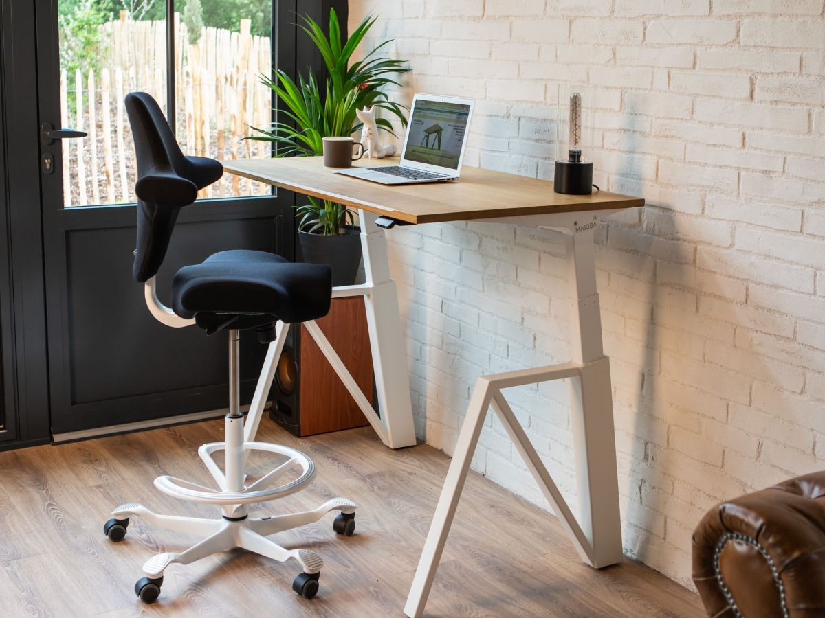 Bureau design réglable en hauteur - personnalisable et connecté - THEODORE_1